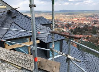 Die Dachfläche über dem Alten Flügel mit Übergang zum Turm. Foto: Sven Ungethüm.