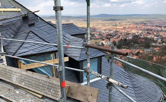 Die Dachfläche über dem Alten Flügel mit Übergang zum Turm. Foto: Sven Ungethüm.