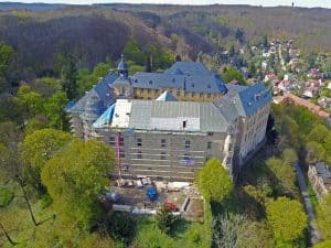 Die Sanierung des Dachs von Schloss Blankenburg aus der Vogelperspektive. Foto: Verein Rettung Schloss Blankenburg e.V.