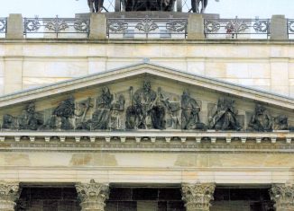 Das Giebelrelief am Residenzschloss mit Heinrich dem Löwen in der Mitte. Foto: Bernd Wedemeyer, aus „Das Residenzschloss Braunschweig - vom Herzogssitz zum kulturellen Zentrum“