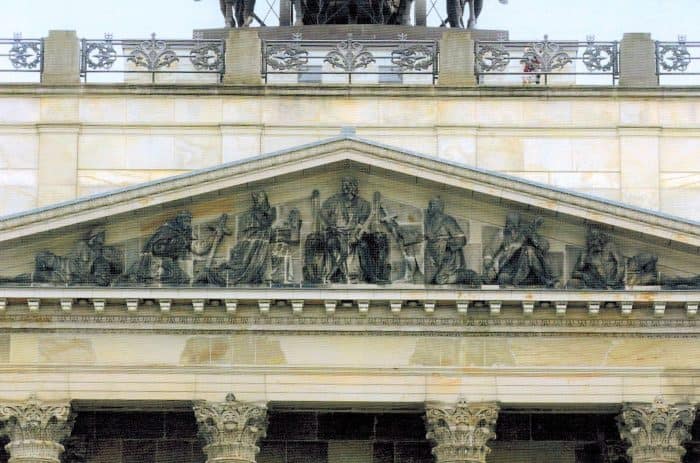 Das Giebelrelief am Residenzschloss mit Heinrich dem Löwen in der Mitte. Foto: Bernd Wedemeyer, aus „Das Residenzschloss Braunschweig - vom Herzogssitz zum kulturellen Zentrum“