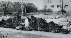 Die Relieffiguren (ohne die Figur Heinrich des Löwen) auf dem Städtischen Bauhof Ludwigstraße in den frühen 1990er Jahren. Foto: Archiv Bernd Wedemeyer, aus „Das Residenzschloss Braunschweig - vom Herzogssitz zum kulturellen Zentrum“