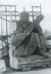 Zweite Kriegerfigur auf dem Städtischen Bauhof. Foto: Archiv Bernd Wedemeyer, aus „Das Residenzschloss Braunschweig - vom Herzogssitz zum kulturellen Zentrum”