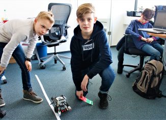 Maximilian und Hugo präsentieren ihr autonomes Fahrzeug. Foto: Der Löwe