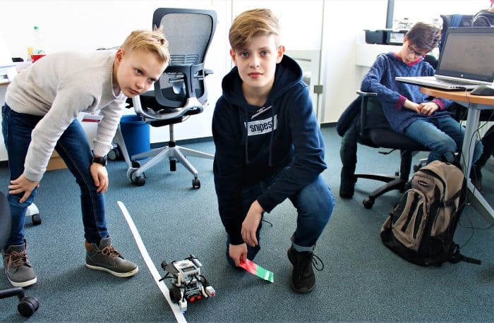Maximilian und Hugo präsentieren ihr autonomes Fahrzeug. Foto: Der Löwe