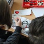 Der Lego-Roboter muss gebaut werden. Foto: Der Löwe