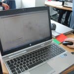 Am Laptop wird das Fahrzeug programmiert. Foto: Der Löwe