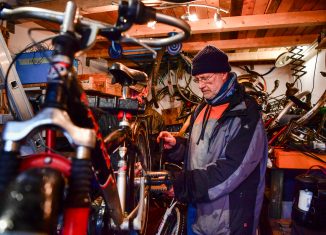 Michael Heinrich (rechts) und Klaus Bartsch reparieren Fahrräder für Geflüchtete. Foto: Andreas Greiner-Napp