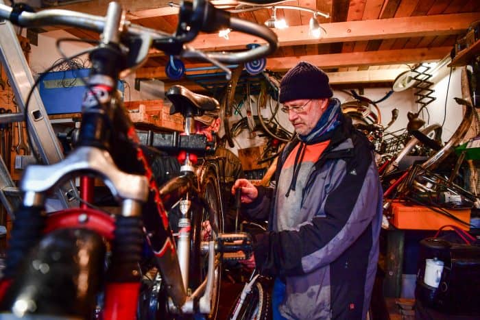 Michael Heinrich (rechts) und Klaus Bartsch reparieren Fahrräder für Geflüchtete. Foto: Andreas Greiner-Napp