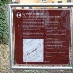 Die Hinweistafel am Eingang des St. Petri Friedhofs. Foto: Thomas Ostwald