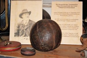 Schautafel zu August Hermann mit rundem Ball im Heimatmuseum Lehre. Foto: Thomas Ostwald