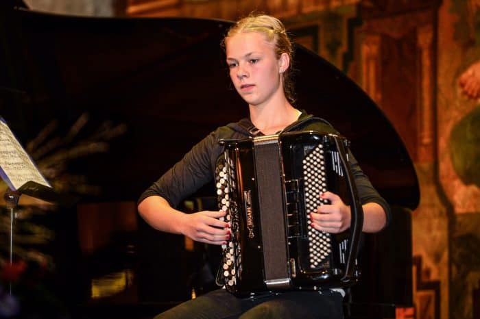 Stipendiatin Eva Debbeler beim Preisträgerkonzert 2014 in der Goslarer Kaiserpfalz. Foto: Andreas-Greiner-Napp