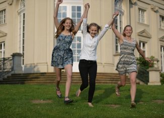 Die jungen Musiker vor Schloss Richmond, dem Veranstaltungsort des Jubiläumskonzerts von KinderKlassik. Foto KinderKlassik