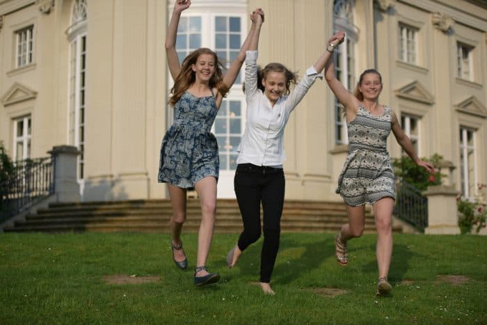 Die jungen Musiker vor Schloss Richmond, dem Veranstaltungsort des Jubiläumskonzerts von KinderKlassik. Foto KinderKlassik