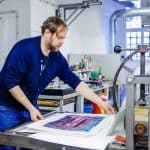 Christof Mascher prüft die Drucke. Foto: Städtische Galerie Wolfsburg/Janina Snatzke