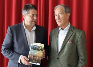 : Gert Hoffmann (rechts) mit Sigmar Gabriel während der Buchvorstellung in Berlin. Foto: Der Löwe