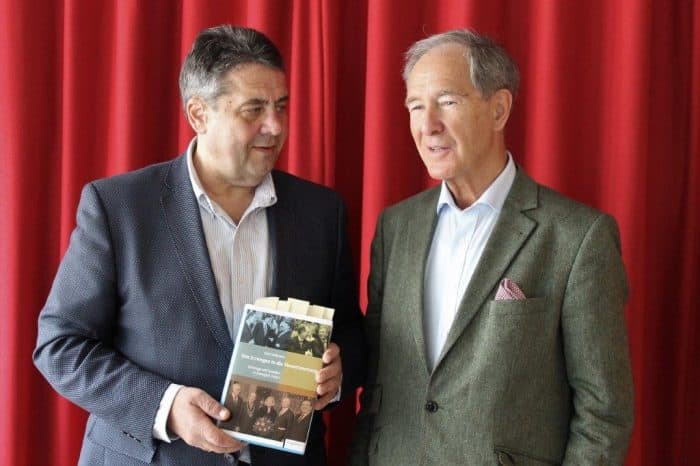 : Gert Hoffmann (rechts) mit Sigmar Gabriel während der Buchvorstellung in Berlin. Foto: Der Löwe