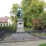 Das Lessing-Denkmal mit der ehemaligen Garnisonsschule dahinter. Foto: Thomas Ostwald