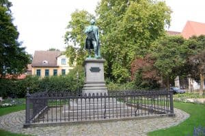 Das Lessing-Denkmal mit der ehemaligen Garnisonsschule dahinter. Foto: Thomas Ostwald