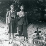 Ein polnisches Ehepaar am Grab seines Kindes auf dem Friedhof in Rühen (1945). Foto: Volkswagen Aktiengesellschaft/Screenshot Katalog
