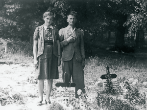 Ein polnisches Ehepaar am Grab seines Kindes auf dem Friedhof in Rühen (1945). Foto: Volkswagen Aktiengesellschaft/Screenshot Katalog