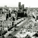 Blick von Osten auf die zerstörte Innenstadt: links der Dom, in der Mitte die Katharinenkirche, rechts Adreaskirche, im Vordergrund die Fallersleber Straße. Foto: Stadtarchiv Braunschweig/Screenshot Katalog