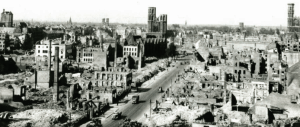 Blick von Osten auf die zerstörte Innenstadt: links der Dom, in der Mitte die Katharinenkirche, rechts Adreaskirche, im Vordergrund die Fallersleber Straße. Foto: Stadtarchiv Braunschweig/Screenshot Katalog