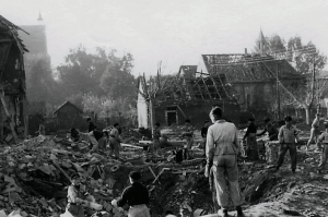 Hitlerjungen beim Trümmeraufräumen auf dem Grundstück Klostergang 62 in Riddagshausen. Foto: Archiv Reinhard Wetterau/Screenshot Katalog