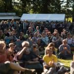 Entspanntes Grooven vor der Bühne bei Jazz im Park (Szene aus 2017). Foto: Braunschweigische Landschaft/Sebastian Schollmeyer