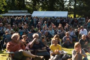 Entspanntes Grooven vor der Bühne bei Jazz im Park (Szene aus 2017). Foto: Braunschweigische Landschaft/Sebastian Schollmeyer