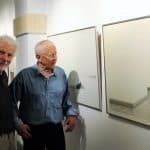 Lienhard von Monkiewitsch und sein Freund Günther Langer beim Hängen im Städtischen Museum. Foto: Der Löwe