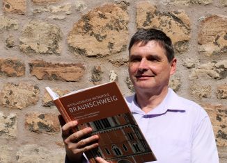 Bauhistoriker Elmar Arnhold mit seinem neuen Buch „Mittelalterliche Metropole Braunschweig“. Foto: Der Löwe
