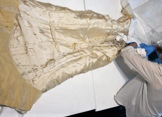 Carmen Markert hat das Brautkleid von Victoria Luise restauriert. Foto: Carmen Markert