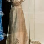 Das Brautkleid Victoria Luises in der Ausstellung des Schlossmuseums. Foto: Schlossmuseum/Küstner