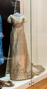Das Brautkleid Victoria Luises in der Ausstellung des Schlossmuseums. Foto: Schlossmuseum/Küstner