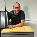 Martin Pisoke zeigt die neuen Dachziegel und die neue Fassaden-Gestaltung. Foto: Der Löwe