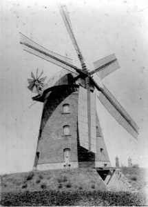 Das Foto zeigt die Mühle im Jahr 1892. Foto: Archiv Verein zur Erhaltung und Förderung der Holländer-Windmühle Wendhausen