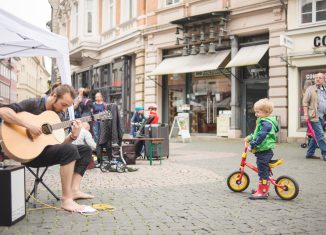 Straßenmusiker lieben den unmittelbaren Kontakt zum Publikum. Foto: Buskers/Eric Seehof