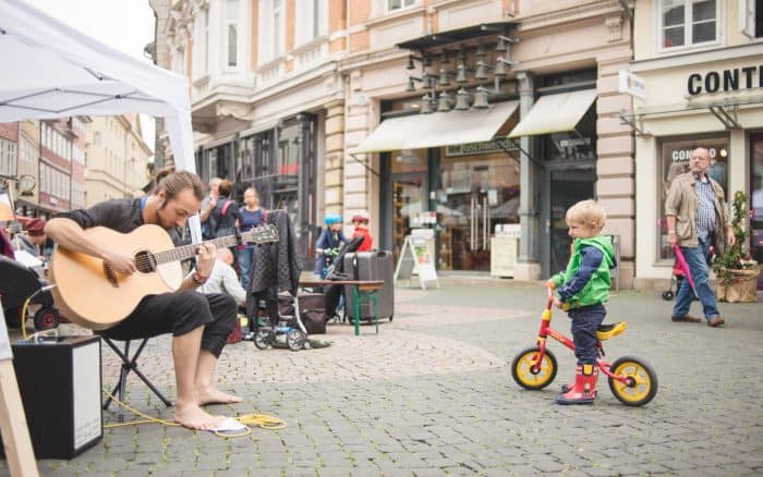 Straßenmusiker lieben den unmittelbaren Kontakt zum Publikum. Foto: Buskers/Eric Seehof