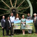 Veranstalter, Partner und Förderer des Picknick-Konzerts (von links): Stefan Honrath (Volksbank BraWo),Silke Schubert (Stiftung Niedersächsischer Volksbanken und Raiffeisenbanken), Ulf-Ingo Hoppe (Stiftung Braunschweigischer Kulturbesitz), Maren Wegener (Bügermeisterin der Gemeinde Lengede), Anja Hesse (Geschäftsführerin der Braunschweigischen Landschaft und Kulturdezernentin der Stadt Braunschweig), Tobias Hoffmann (Hoffmann Maschinen- und Apparatebau GmbH Lengede), und Martin Weller (Sprecher der AG Musik in der Braunschweigischen Landschaft und Direktor des Staatsorchesters Braunschweig).