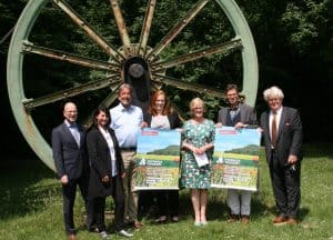 Veranstalter, Partner und Förderer des Picknick-Konzerts (von links): Stefan Honrath (Volksbank BraWo),Silke Schubert (Stiftung Niedersächsischer Volksbanken und Raiffeisenbanken), Ulf-Ingo Hoppe (Stiftung Braunschweigischer Kulturbesitz), Maren Wegener (Bügermeisterin der Gemeinde Lengede), Anja Hesse (Geschäftsführerin der Braunschweigischen Landschaft und Kulturdezernentin der Stadt Braunschweig), Tobias Hoffmann (Hoffmann Maschinen- und Apparatebau GmbH Lengede), und Martin Weller (Sprecher der AG Musik in der Braunschweigischen Landschaft und Direktor des Staatsorchesters Braunschweig).