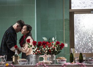 Szene aus dem Eröffnungsstück „Saigon“ von Caroline Guiela Nguyen. Foto: Theaterformen