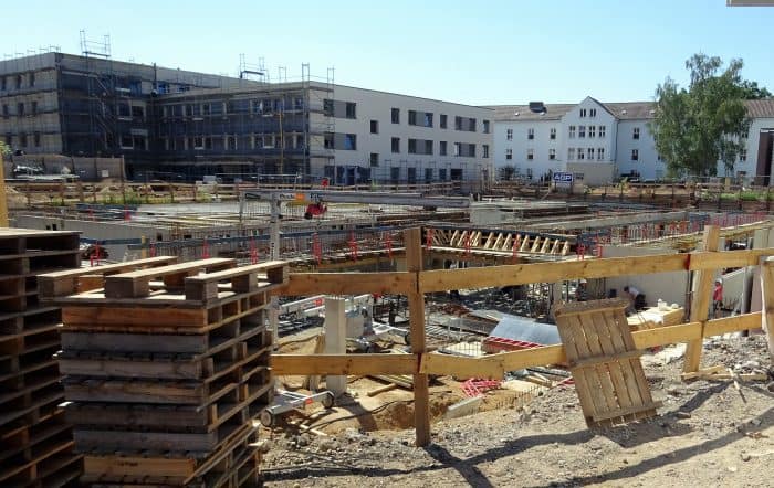 Baustelle Quartier St. Leonhard mit Internationaler Kita und Internat (im Hintergrund). Foto: der Löwe