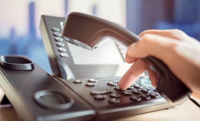 Der Griff zum Telefon kann der Ausweg aus einer Lebenskrise sein. Foto: Getty Images