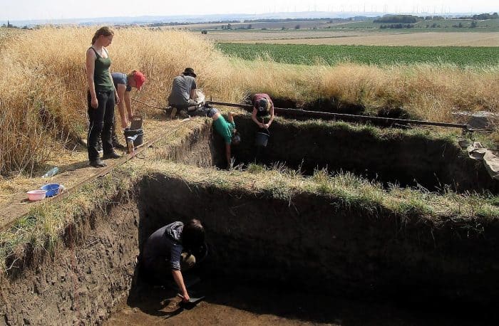 Studenten und Doktoranten bei den Ausgrabungen rund um die Hünenburg in Watenstedt. Foto: Braunschweigische Landschaft