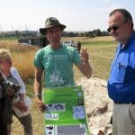 Dr. Immo Heske von der Georg-August-Universität Göttingen erläutert einer Gruppe die Hünenburg bei Watenstedt. Foto: Braunschweigische Landschaft