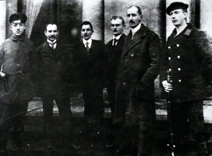 Die Delegation des Arbeiter- und Soldatenrats mit August Merges (3.v.l.) nahm die Abdankung des Herzogs entgegen. Foto: IBR