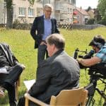 Interview mit Architekt Ulrich Hausmann (links) vor der St. Thomas-Kirche in Helmstedt. Foto: Der Löwe