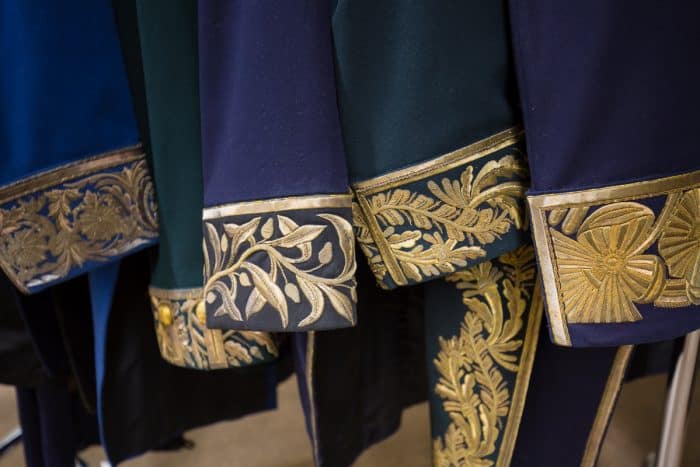 Die zivilen Uniformen am Braunschweiger Hof waren besonders aufwendig verziert. Foto: BLSM / Ilona Döring