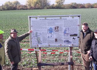 Stellten die 25. archäologische Hinweistafel der AG Heimatpfleger auf: (von links) Rudolf Zehfuß, Harald Schraepler, Thorben Uchtmann und Horst Kurzeia. Foto: Braunschweigische Landschaft